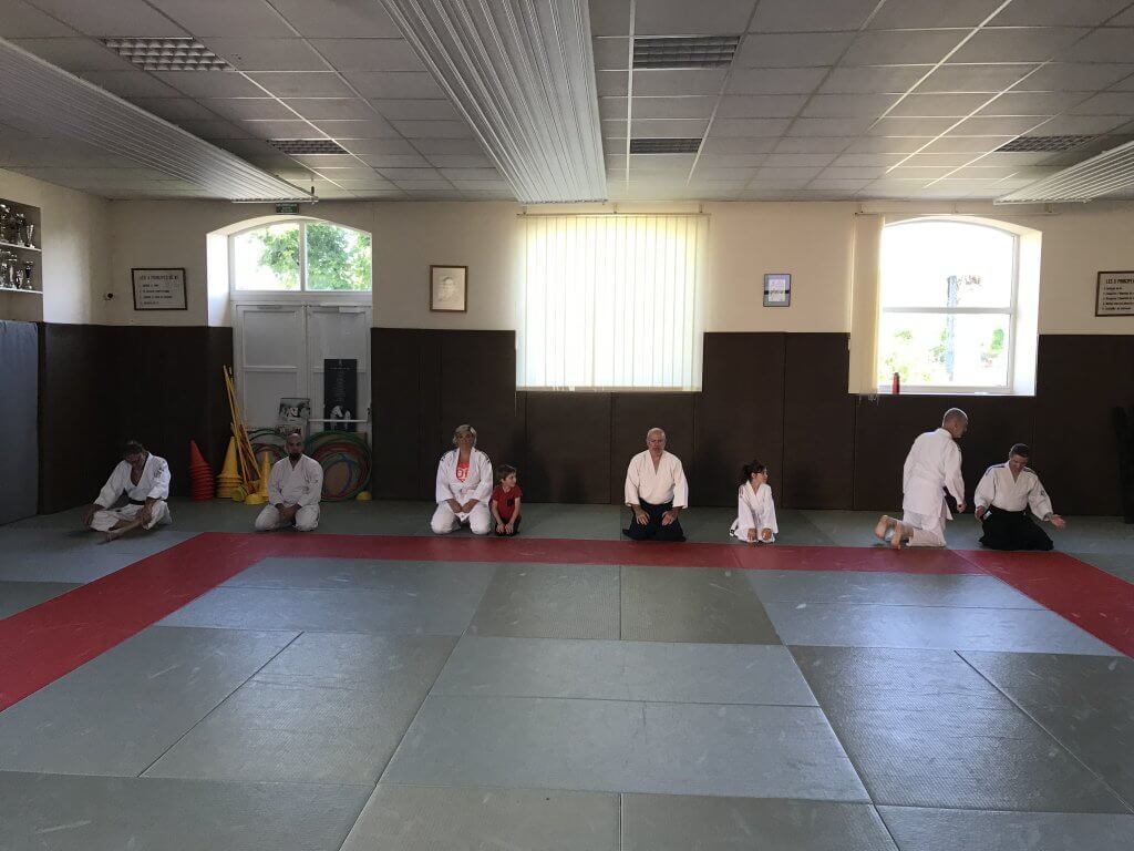 Petit groupe de personnes sur le dojo pour le premier cours après covid