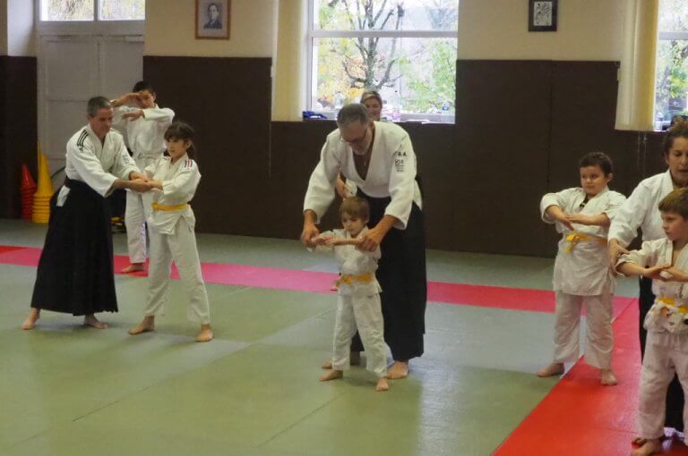 Un grand Aikidoka avec une petite fille