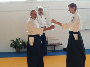 Prendre une bouteille est un mouvement naturel, prendre son bokken est identique.